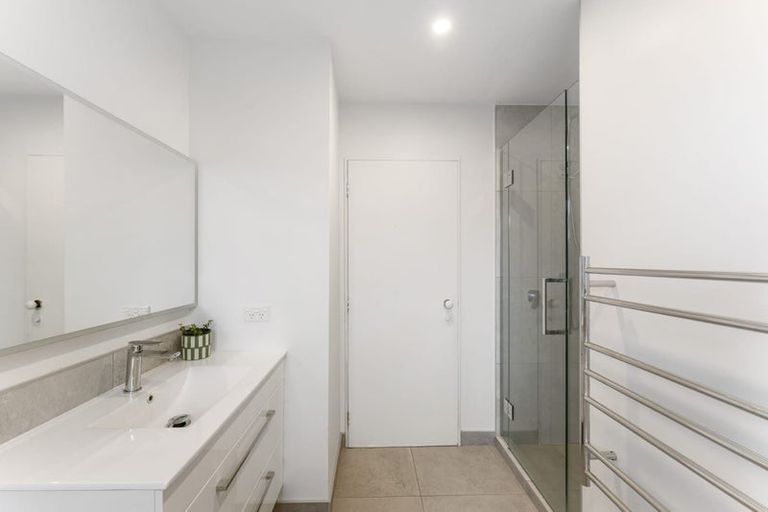 Photo of property in 2/18 Atlantis Place, Totara Vale, Auckland, 0629