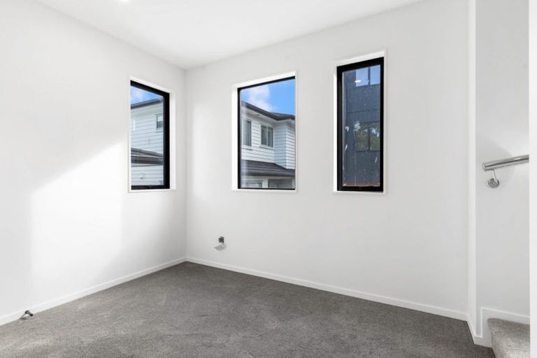Photo of property in 1/1 Roseberry Avenue, Birkenhead, Auckland, 0626
