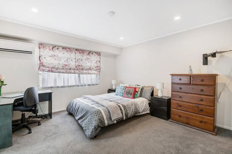 Photo of property in 2/9 Mossop Rise, Glenfield, Auckland, 0629
