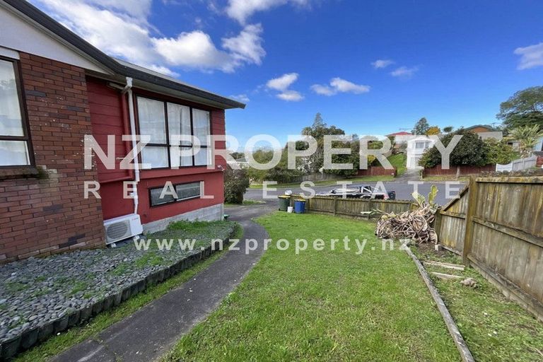 Photo of property in 13 Kearney Place, Massey, Auckland, 0614
