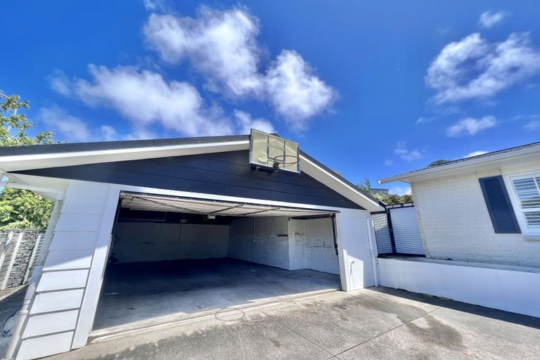 Photo of property in 2 King Richard Place, Browns Bay, Auckland, 0630