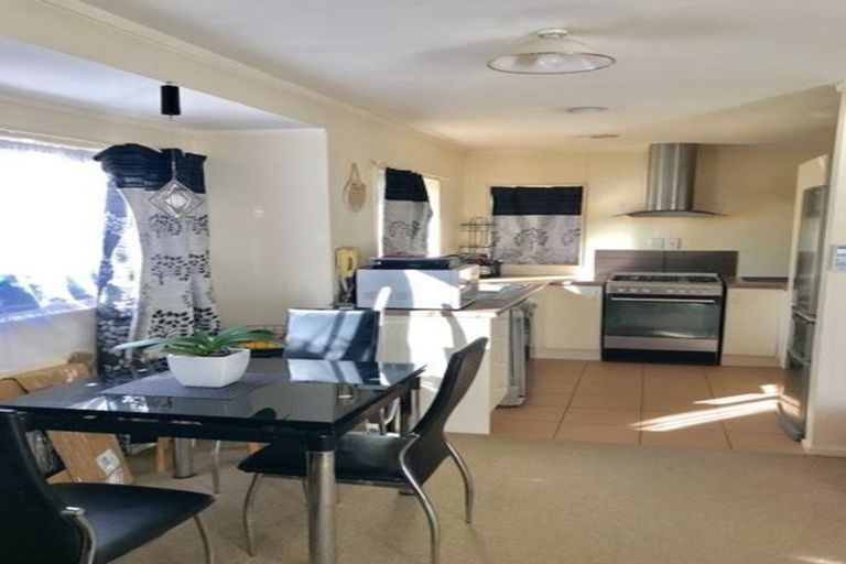 Photo of property in 4/43 Fruitvale Road, New Lynn, Auckland, 0600