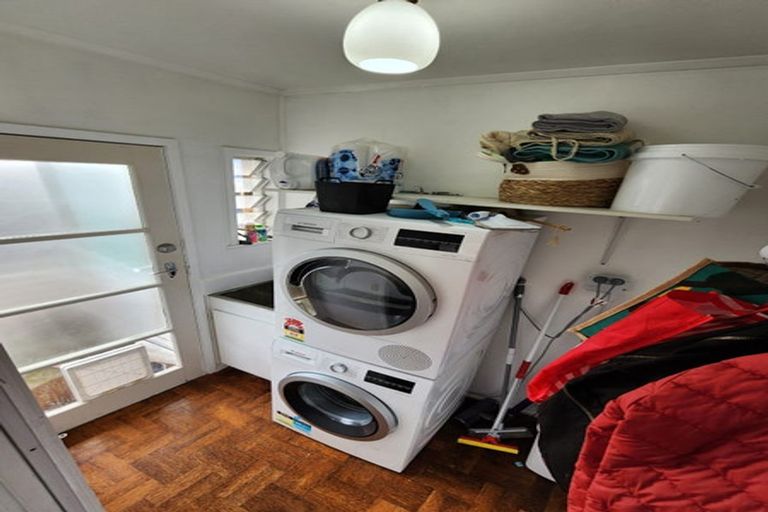 Photo of property in 2/10 Ayton Drive, Totara Vale, Auckland, 0629