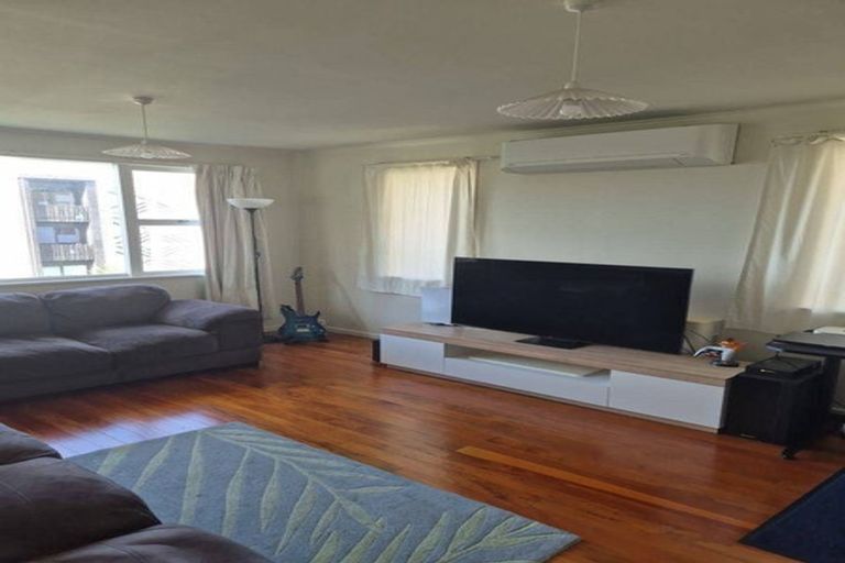 Photo of property in 38 Potter Avenue, Northcote, Auckland, 0627
