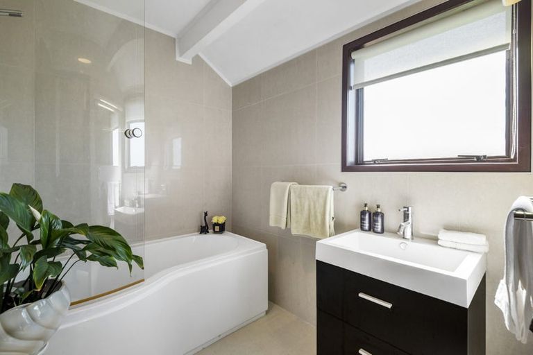 Photo of property in 32 Onetaunga Road, Chatswood, Auckland, 0626