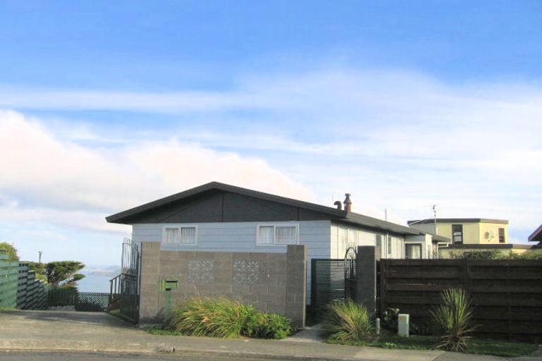 Photo of property in 26 Sunhaven Drive, Newlands, Wellington, 6037