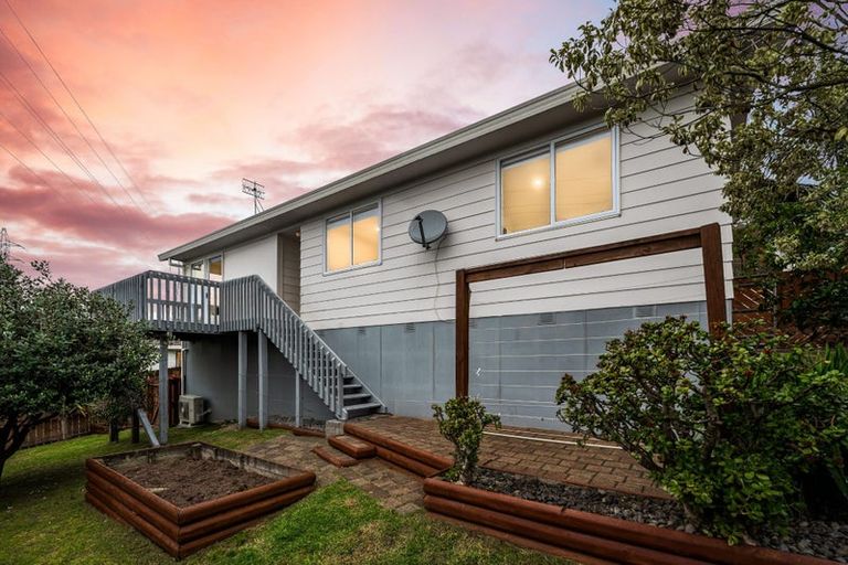 Photo of property in 24 Halloran Place, Massey, Auckland, 0614