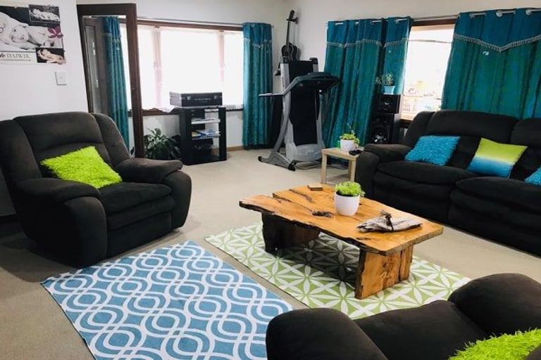 Photo of property in 1/8 Golf Road, New Lynn, Auckland, 0600