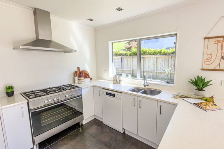 Photo of property in 11 Yarnbrook Grove, Churton Park, Wellington, 6037