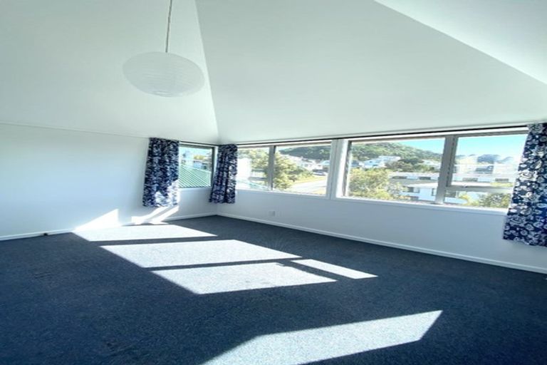 Photo of property in 126 Akaroa Drive, Maupuia, Wellington, 6022