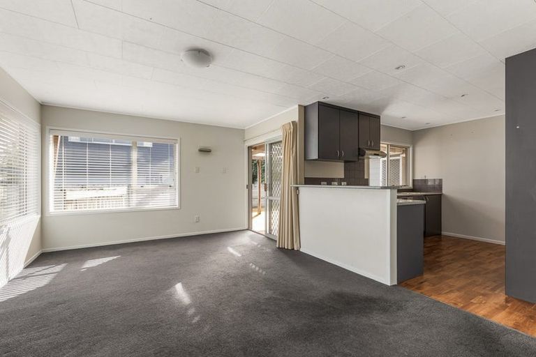 Photo of property in 15 Taikata Road, Te Atatu Peninsula, Auckland, 0610
