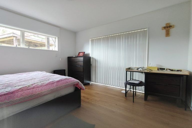 Photo of property in 3 Queen Natalie Place, Massey, Auckland, 0614
