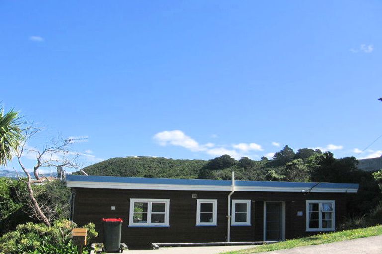 Photo of property in 78 Nevay Road, Karaka Bays, Wellington, 6022