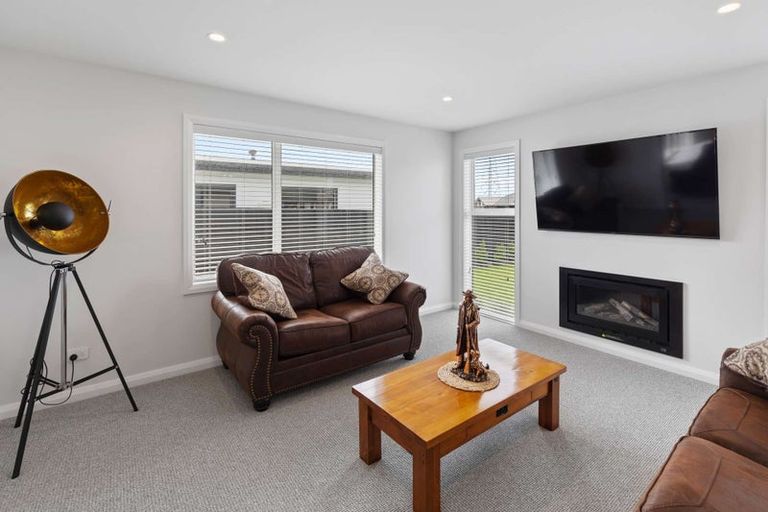 Photo of property in 1 Corsica Court, Fitzherbert, Palmerston North, 4410