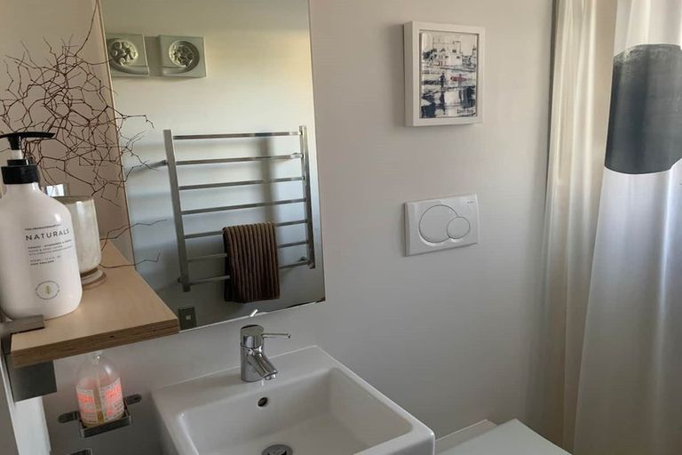 Photo of property in 15 Hungerford Road, Lyall Bay, Wellington, 6022