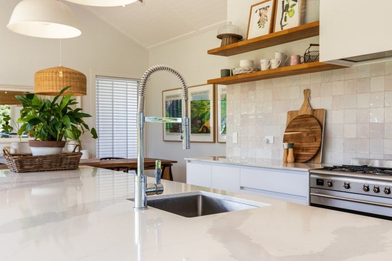 Photo of property in 5 Lens Way, Acacia Bay, Taupo, 3385