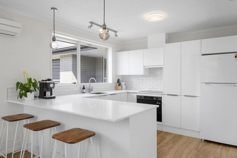 Photo of property in 83a Wilsons Road, Saint Martins, Christchurch, 8022