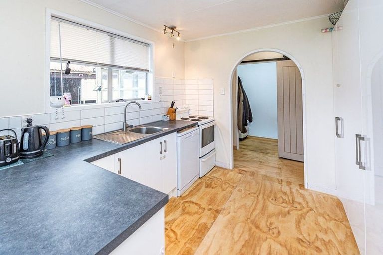 Photo of property in 40 Brassey Street, Waverley, 4510