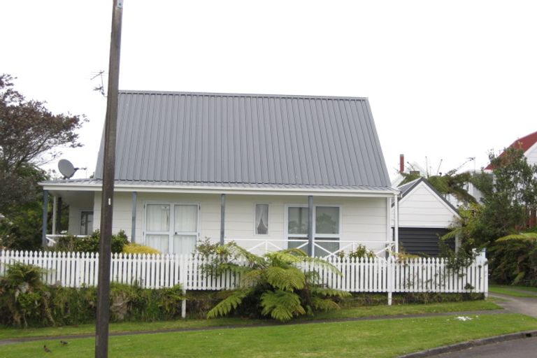 Photo of property in 1 Te Ngaere Place, Merrilands, New Plymouth, 4312