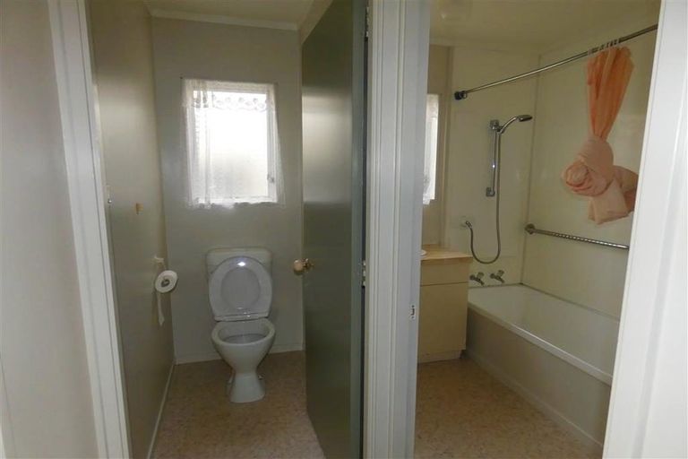 Photo of property in 14a Beaumonts Way, Manurewa, Auckland, 2102