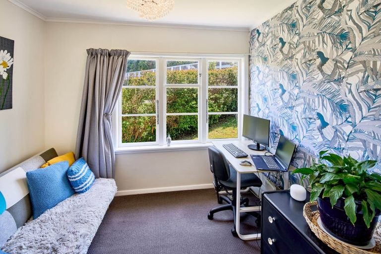 Photo of property in 2 Kereru Bend, Tawa, Wellington, 5028