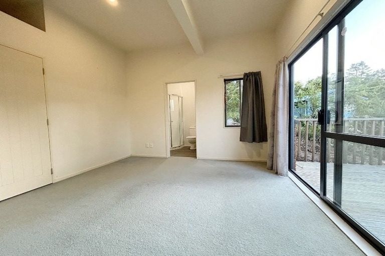 Photo of property in 12 Springwater Vale, Unsworth Heights, Auckland, 0632