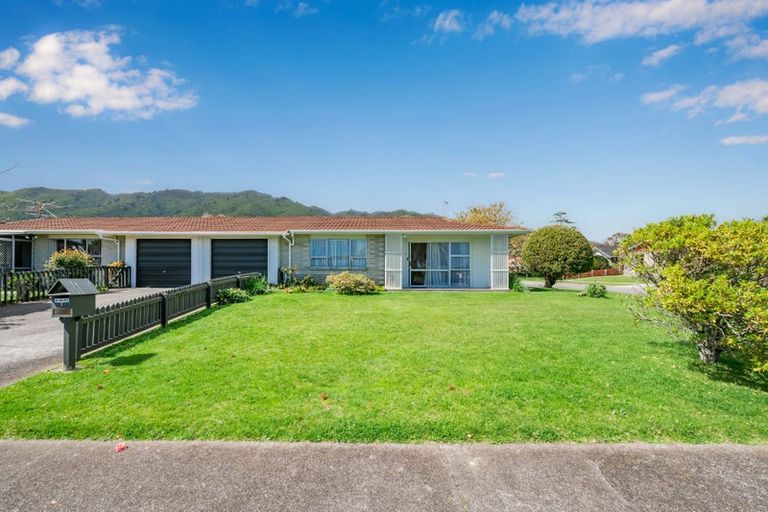 Photo of property in 1 Graham Grove, Waikanae, 5036