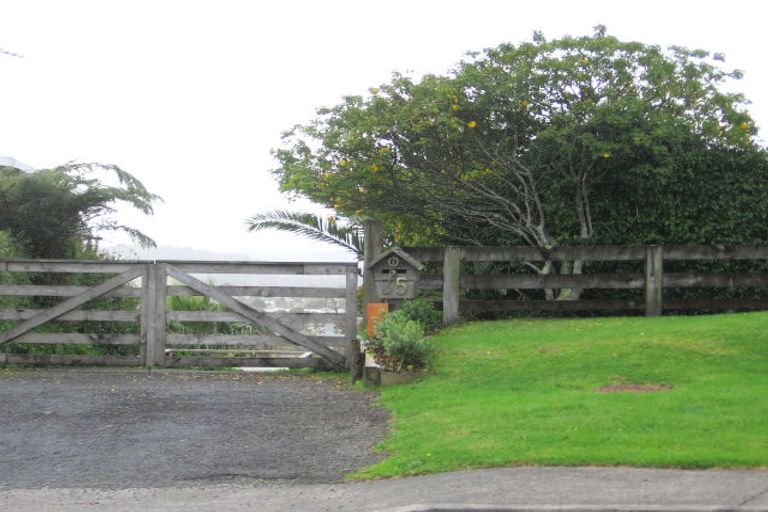 Photo of property in 35 Moffat Road, Red Beach, 0932