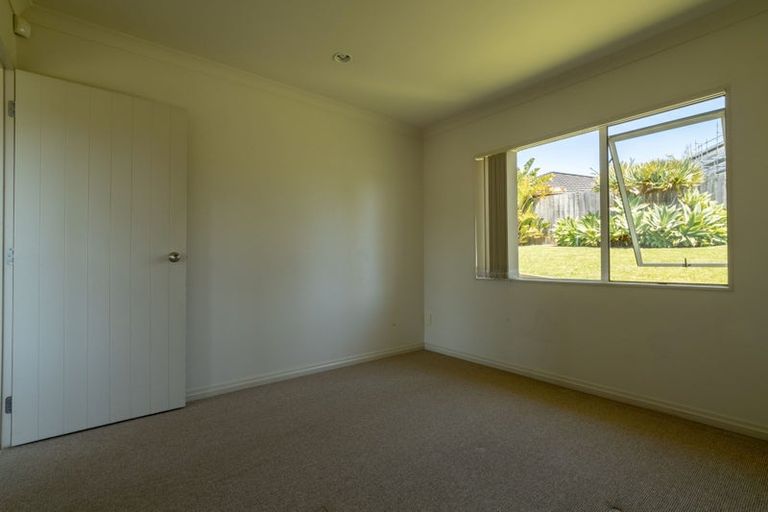 Photo of property in 16 Andara Close, Pinehill, Auckland, 0632