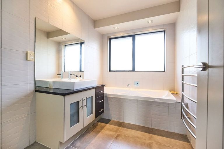 Photo of property in 17 Fernloche Place, Flat Bush, Auckland, 2016