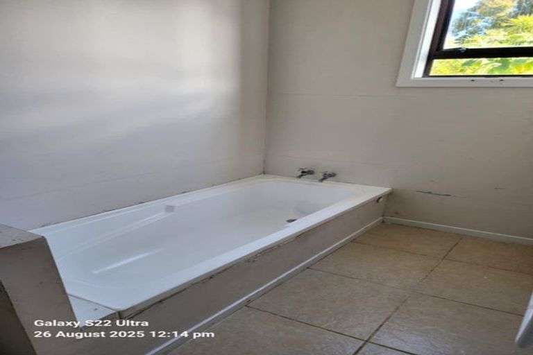Photo of property in 26 Kingdale Road, Henderson, Auckland, 0610