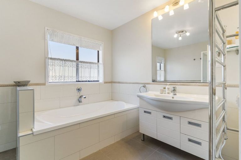 Photo of property in 93 Garfield Road, Helensville, 0800