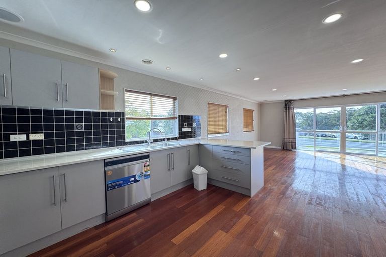 Photo of property in 286 East Coast Road, Forrest Hill, Auckland, 0620