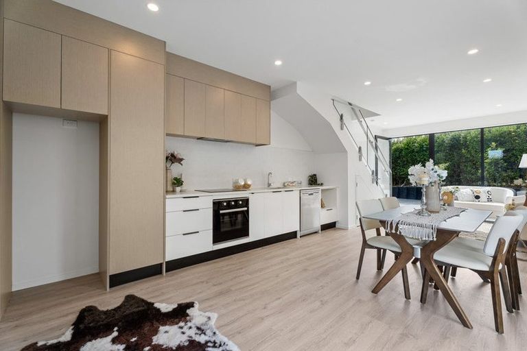 Photo of property in 2/10 Hutchinsons Road, Bucklands Beach, Auckland, 2014