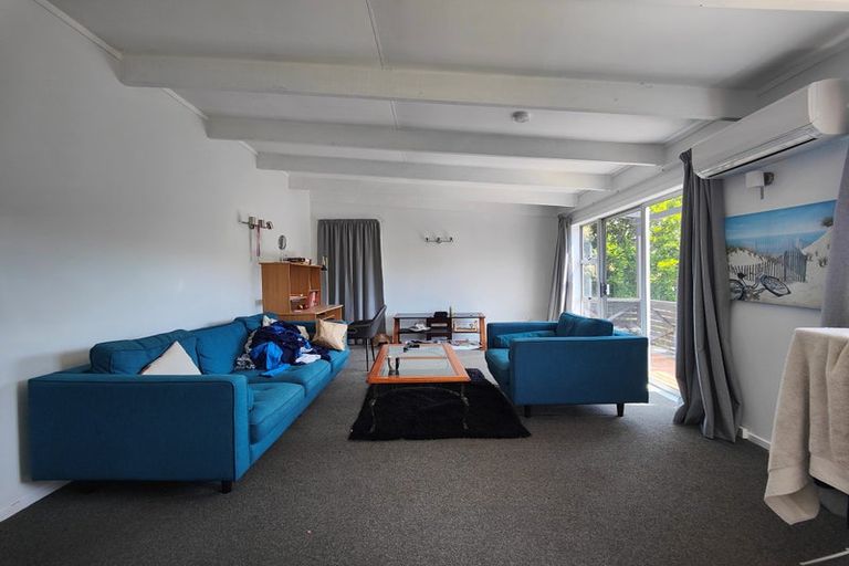 Photo of property in 5a Robert Street, Newlands, Wellington, 6037