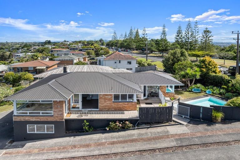 Photo of property in 27 High Road, Glenfield, Auckland, 0629
