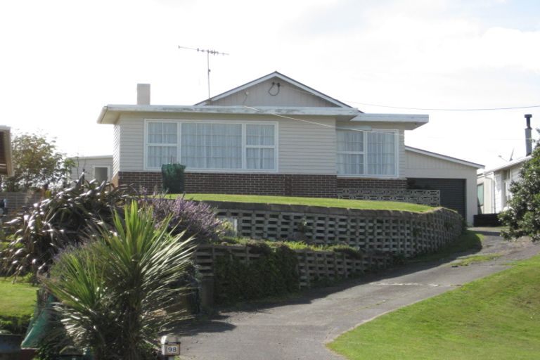 Photo of property in 98 Cornfoot Street, Castlecliff, Whanganui, 4501