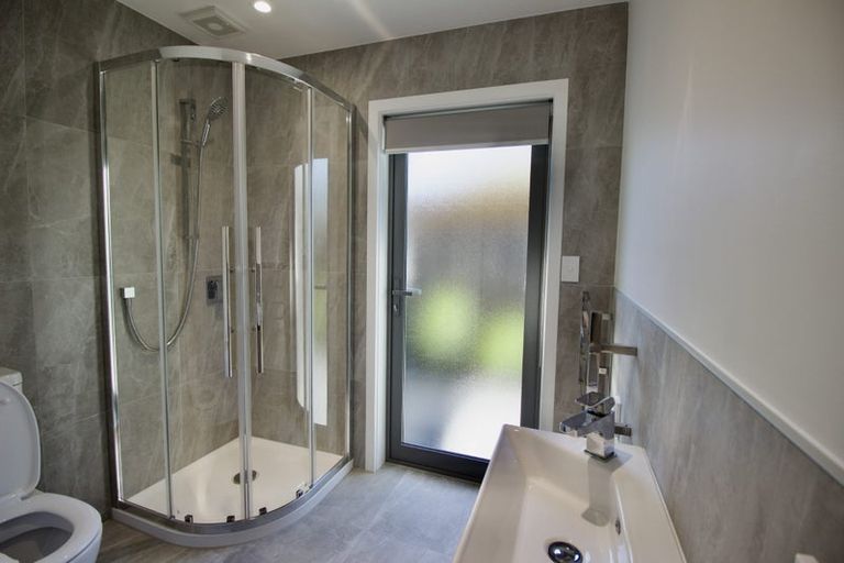 Photo of property in 2/94 Target Road, Totara Vale, Auckland, 0629