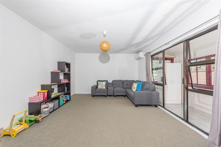 Photo of property in 23 Luckens Road, West Harbour, Auckland, 0618