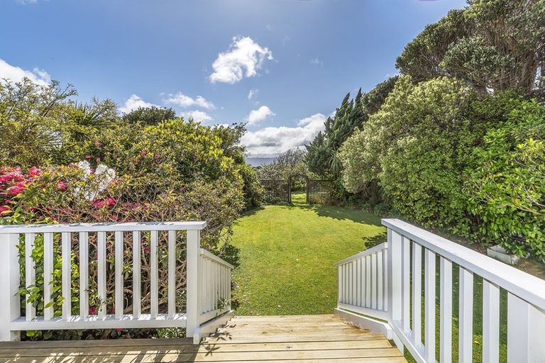 Photo of property in 25 Tai Paku Paku Road, Karaka Bays, Wellington, 6022