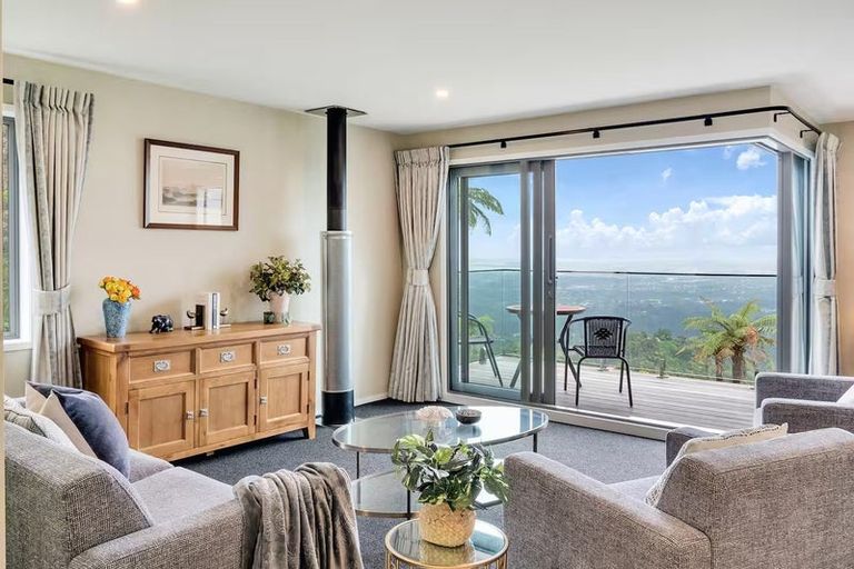 Photo of property in 23 Quinns Road, Waiatarua, Auckland, 0612