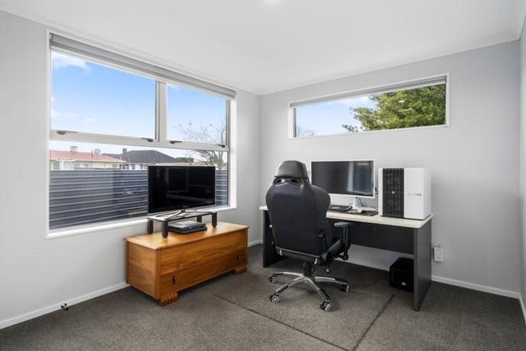 Photo of property in 58 Exeter Crescent, Takaro, Palmerston North, 4412