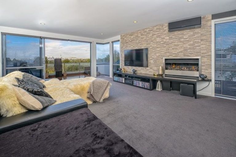 Photo of property in 100b Lake Road, Northcote, Auckland, 0627