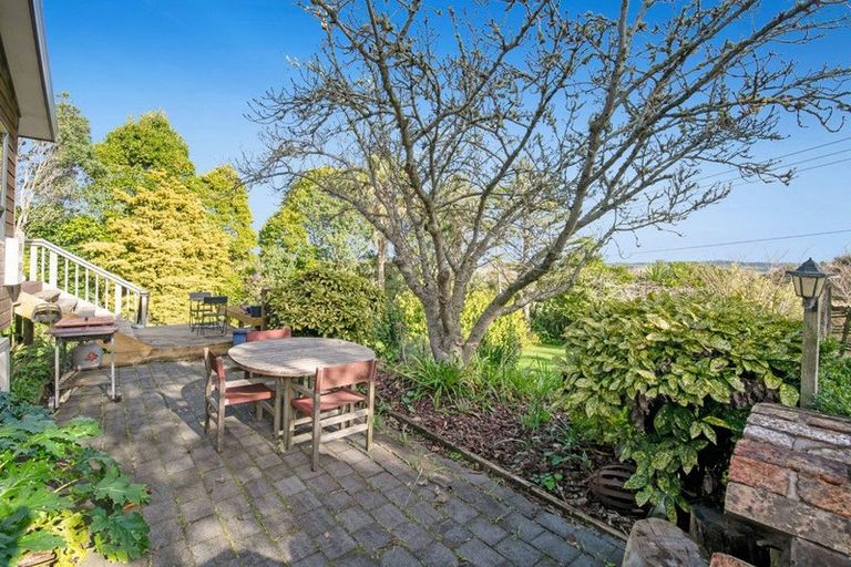 Photo of property in 2 Hand Road, Helensville, 0800