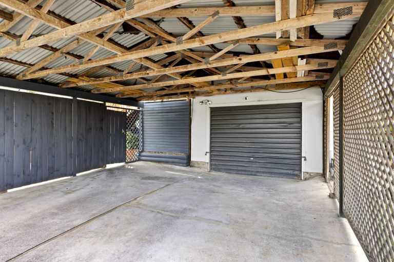 Photo of property in 15 Gill Avenue, Te Atatu Peninsula, Auckland, 0610