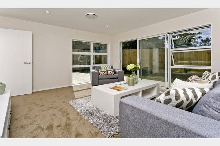 Photo of property in 8a Rosalind Road, Glenfield, Auckland, 0629