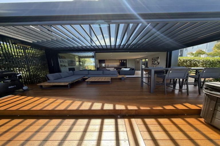 Photo of property in 31 Oakpark Place, West Harbour, Auckland, 0618