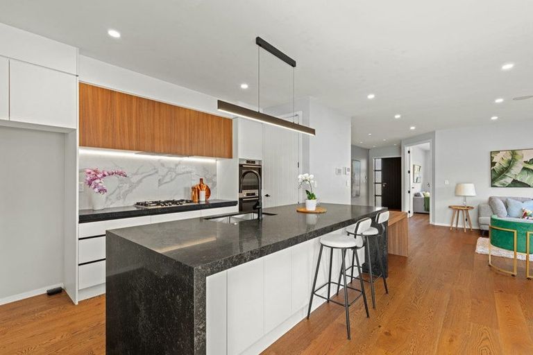 Photo of property in 18 Madden Avenue, Kumeu, 0810