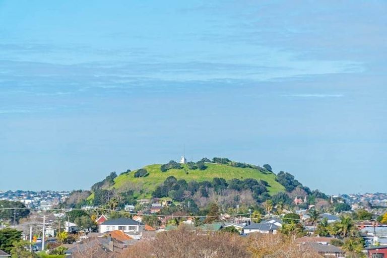 Photo of property in 1/16 Williamson Avenue, Belmont, Auckland, 0622