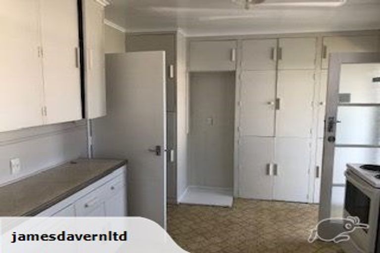 Photo of property in 6 Taipari Road, Te Atatu Peninsula, Auckland, 0610